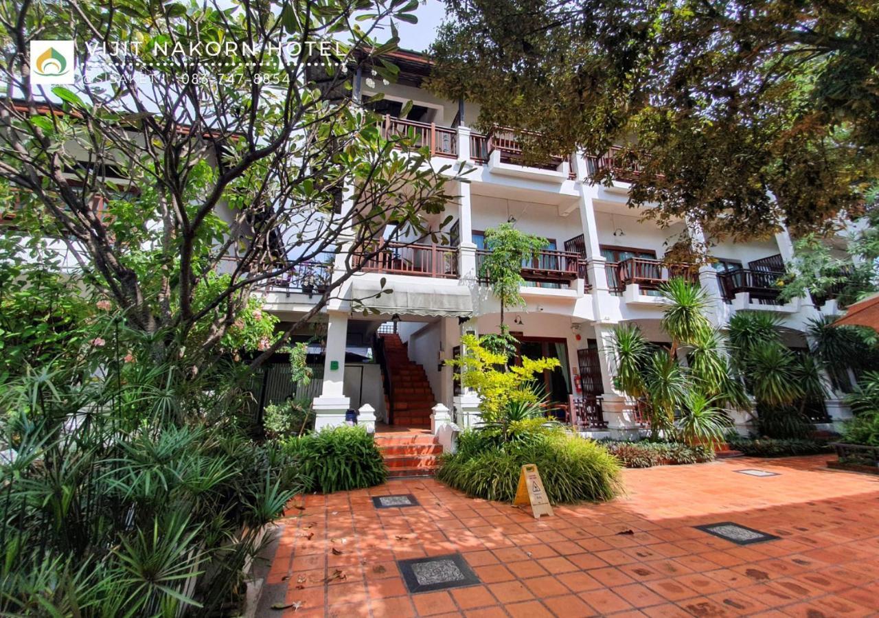 Vijit Nakorn Hotel Sisaket Exterior photo